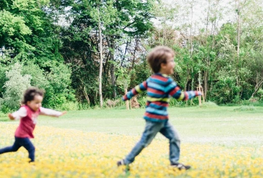 Deux enfants courant dans le jardin du Château de Montcaud