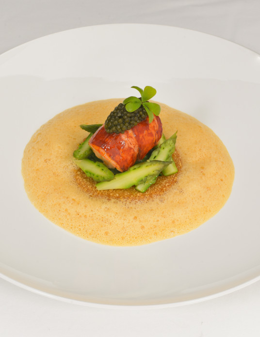 Homard bleu,caviar osciètre,salpicon de homard et asperges vertes, tête de veau croustillante et bisque crémée © Arthur Ledoux