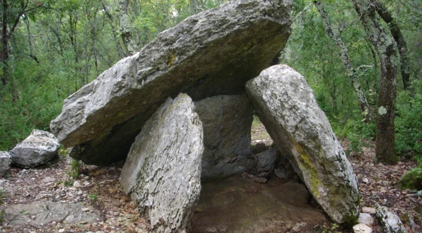 Dolmen n°1 de Barjac (Gard) - Photo - Fab5669, CC BY-SA 3.0, via Wikimedia Commons