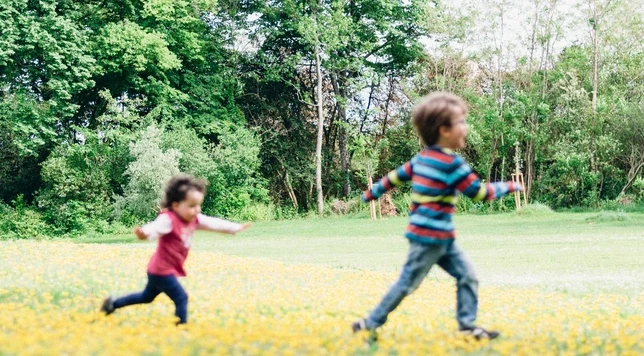 Deux enfants courant dans le jardin du Château de Montcaud