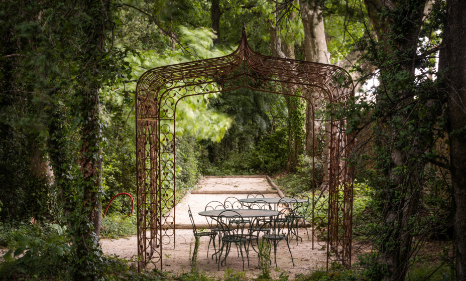 Tennis and Pétanque at Château de Montcaud: Provençal Sporting Traditions