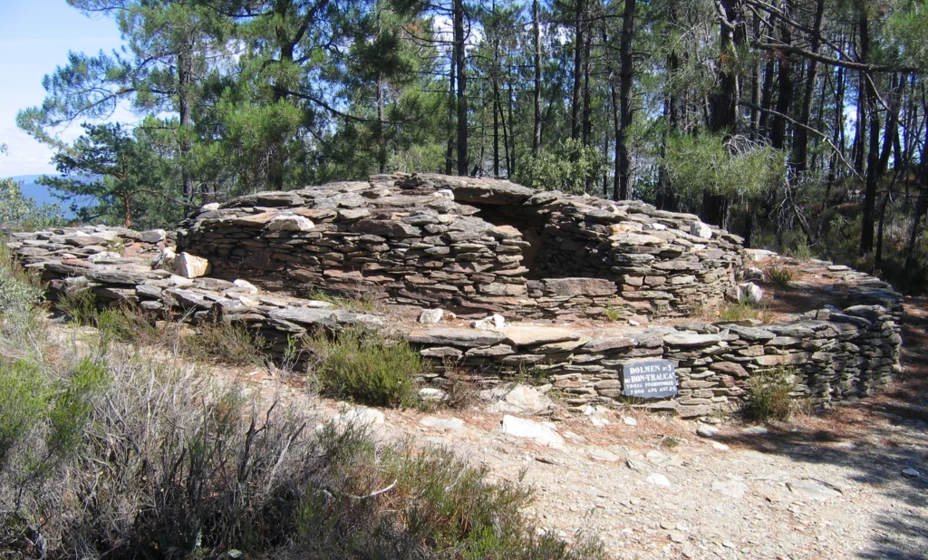 Dolmen du Ronc Traoucat (Gard) - Photo - Hugo Soria, CC BY-SA 3.0, via Wikimedia Commons