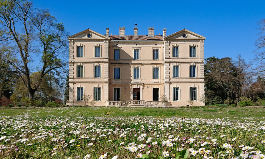 Im Frühling blüht das Château de Montcaud auf