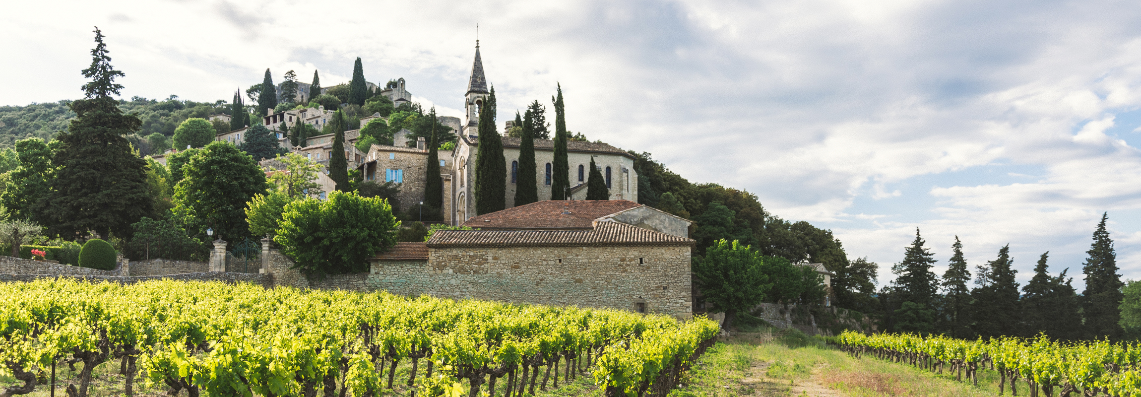 Das historische Staedtchen hier im Bild ist La Roque-sur-Cèze und befindet sich wie auch das Hotel Château de Montcaud am Rande der Provence in Südfrankreich. Einen Besuch wert sind es beide!