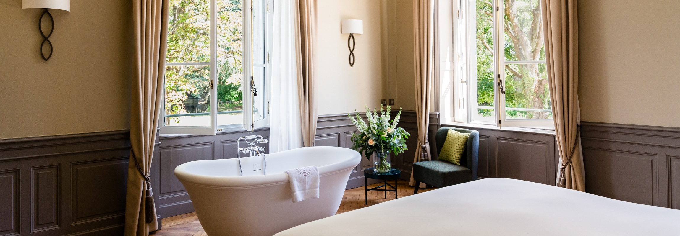 Collain Suite, Château de Montcaud, Hotel Provence, Frankreich. Romantisch, geräumig und lichtdurchflutet. Freistehende Badewanne, separater Wohnbereich. Ideal für einen romantischen Aufenthalt, Flitterwochen oder einen Heiratsantrag.