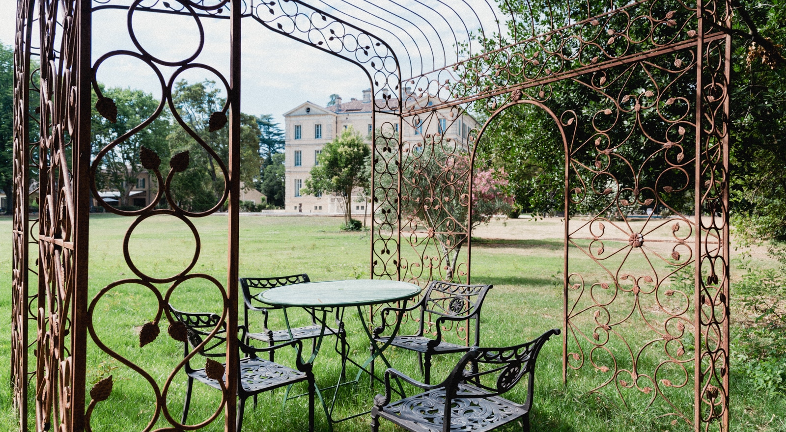 Ein romantisches Plätzchen im Schlosspark des Château de Montcaud, Hotel Provence Südfrankreich