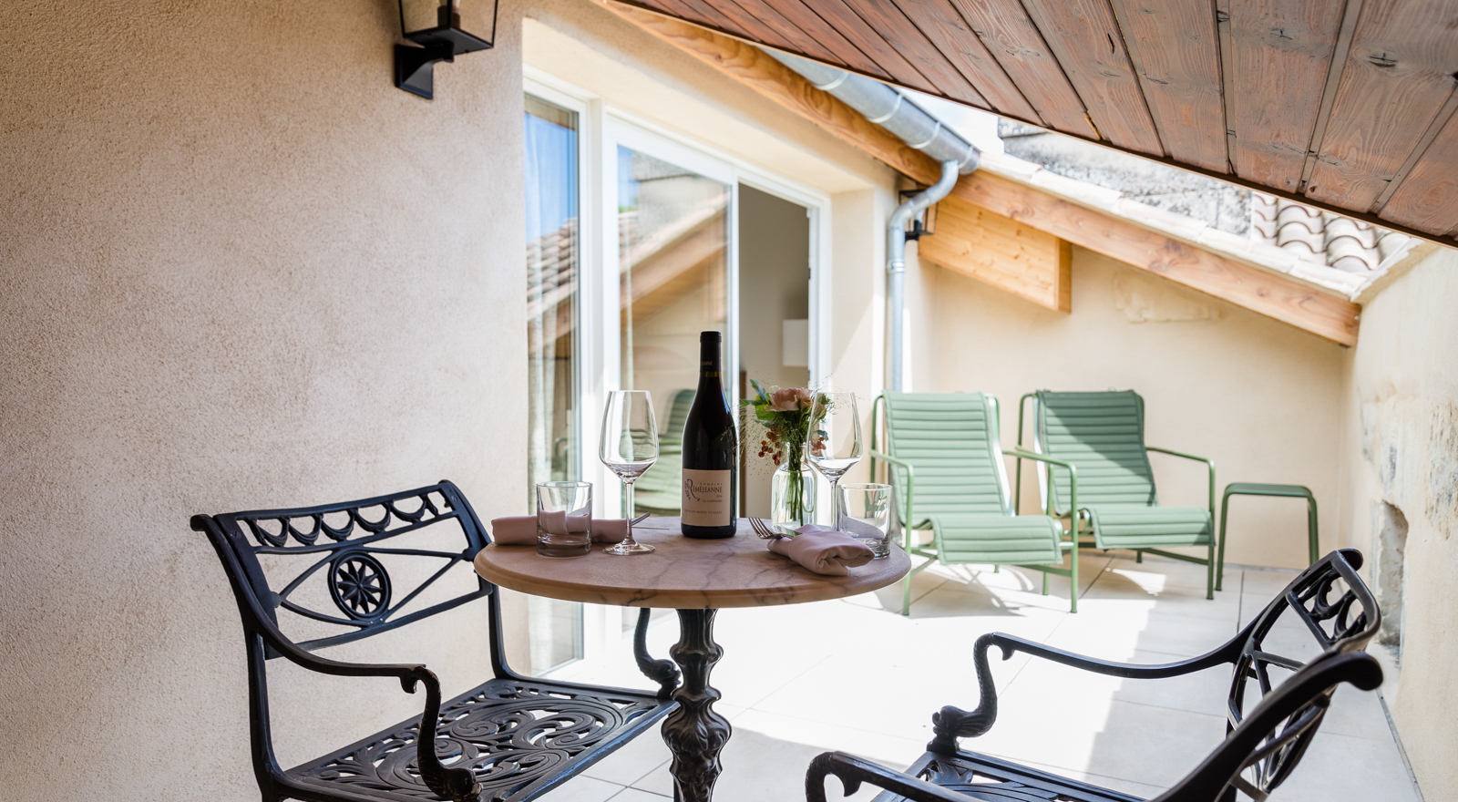 Privater Balkon der Duplexsuite im Château de Montcaud, Hotel Provence Südfrankreich