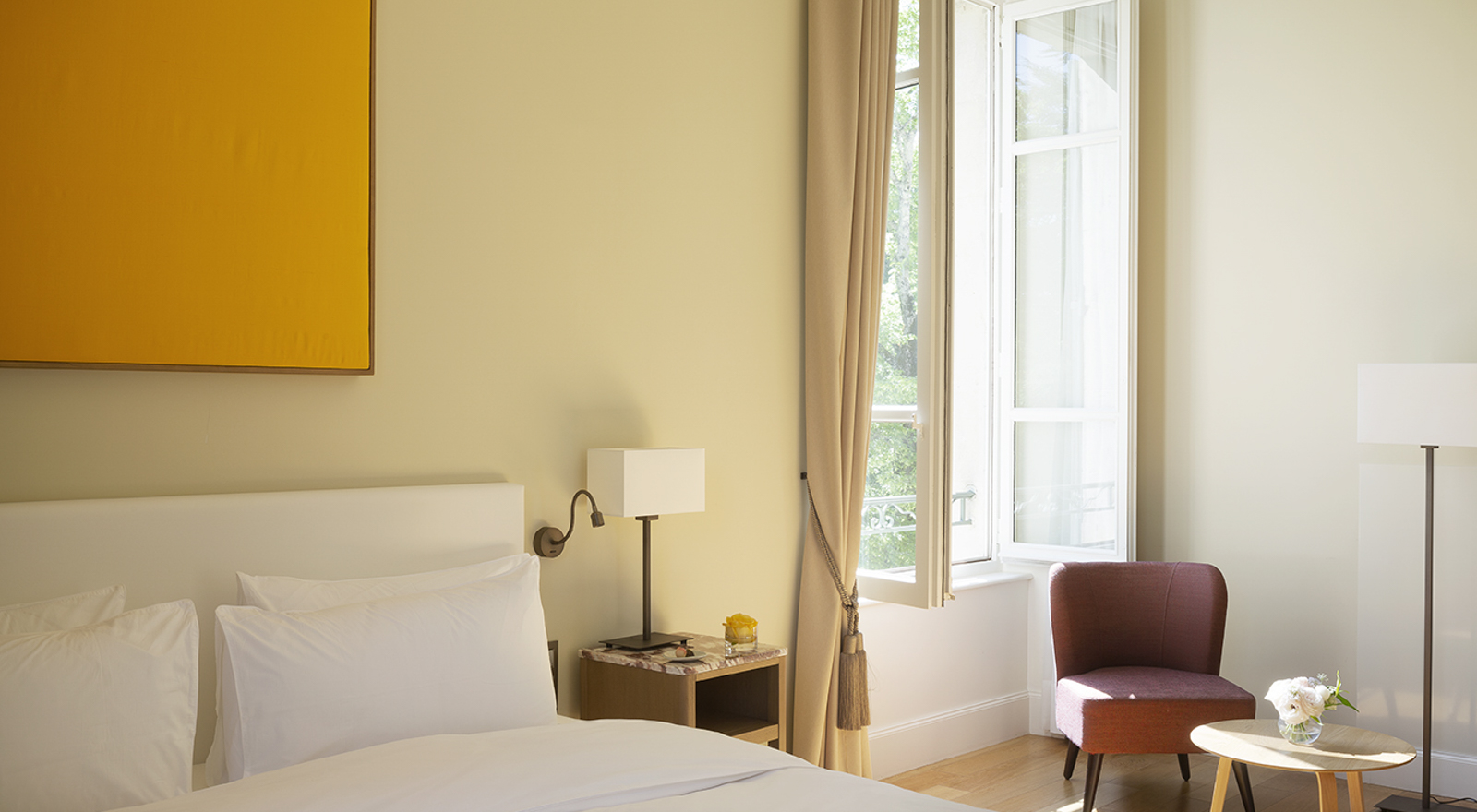 Privilegiertes Zimmer, Château de Montcaud, Provence, Frankreich. Komfortables und geräumiges Zimmer mit Lounge-Ecke. Blick auf den historischen Park