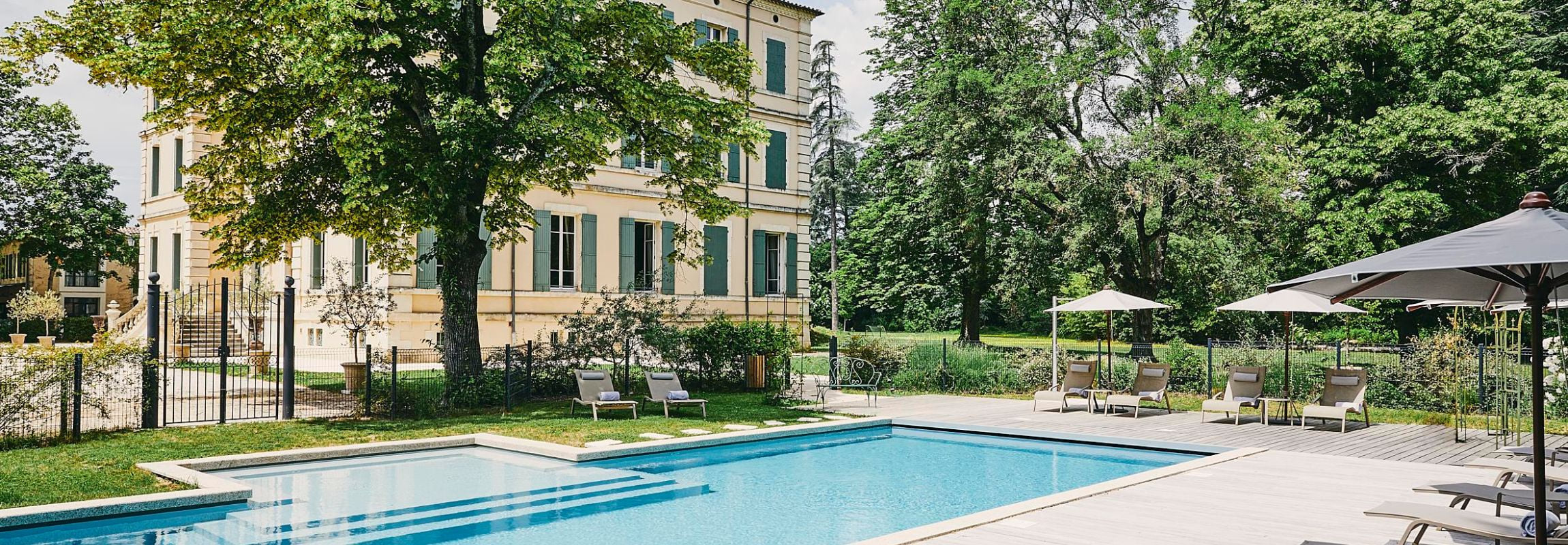 La piscine du Château de Montcaud est située au bout de chemin principal qui traverse la proprété de l'hôtel.
