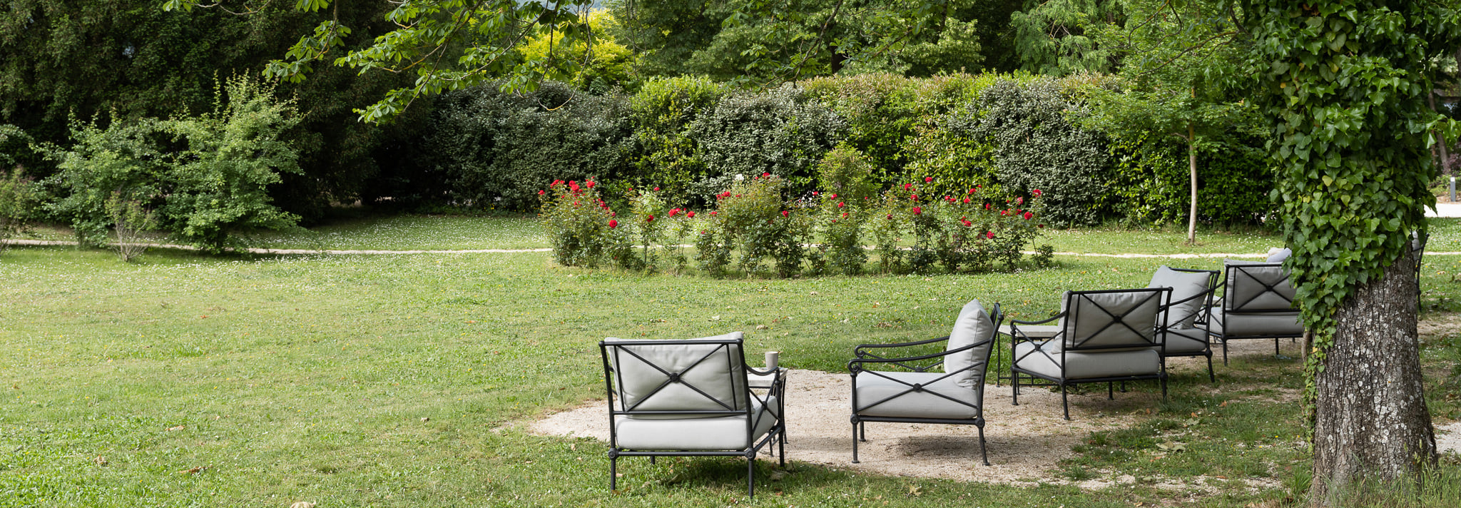 Zauberhafte Aussicht in den Schlosspark auf gemütlichen Sesseln unter den Kastanienbäumen im Schlosshotel Montcaud, Provence, Südfrankreich