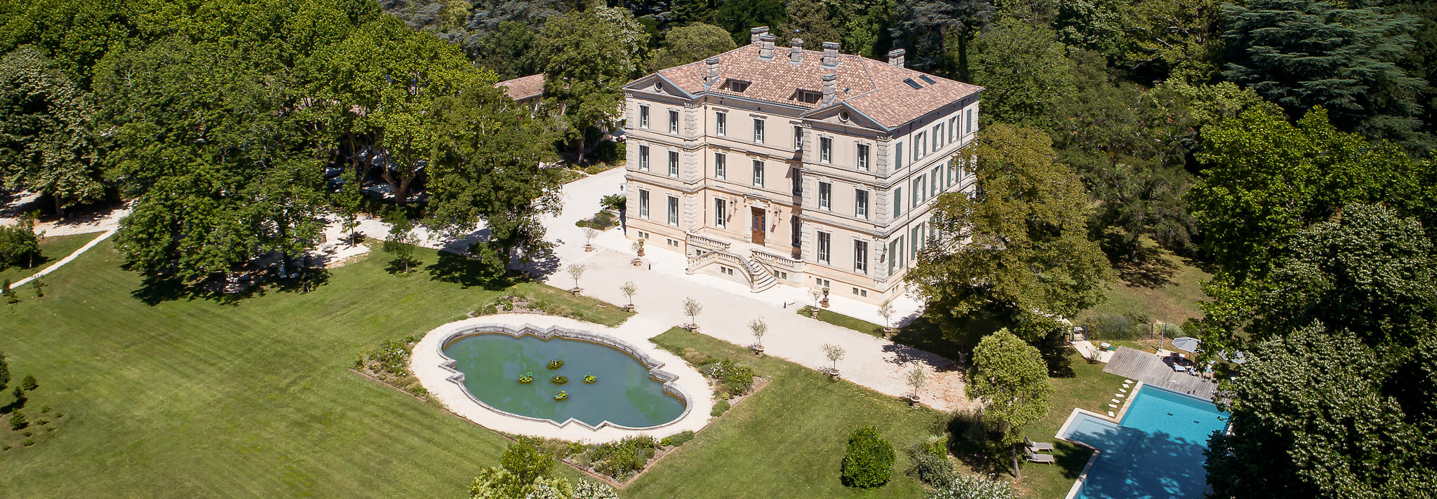 Aus der Vogelperspektive: das Château de Montcaud mit seinem Park und Schwimmbad in der Provence, Südfrankreich